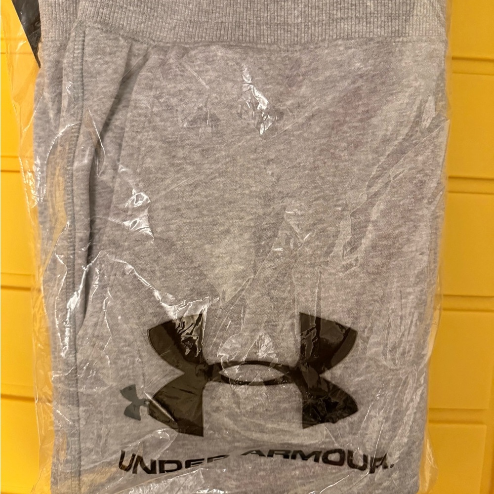 Under Armour Men's Heather Gray Hustle Fleece Joggers - Picture 3 of 4